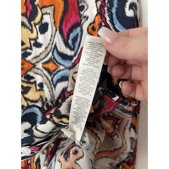 Chico's Womens Button Up Top Size 0 US 4 Ikat Scrolls No Iron Workwear Business‎ - Picture 11 of 11